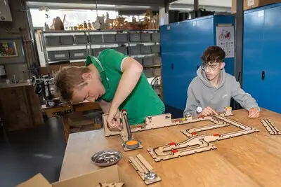 Vier scholen in de regio ‘adopteren’ leerzame magnetische knikkerbaan: ‘Gemaakt door jongeren, voor jongeren’