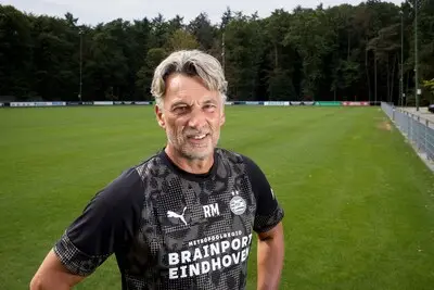 Rob Maas is al jaren samen met Peter Bosz en nu bij PSV: „Als kind tekende ik al een stadion”