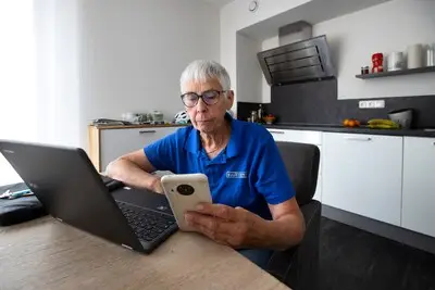 José (70) is nog steeds van onschatbare waarde in de thuiszorg: ‘Ik heb er gewoon lol in’