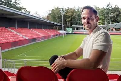 Hij moest een profcarrière opgeven: nu wil Marco Knirsch PSV Vrouwen structureel naar de top brengen