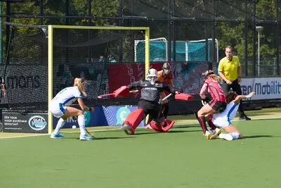 Bloedfanatieke keeper Ehrmann houdt Oranje-Rood lang in de wedstrijd: ‘Wilde altijd al in Nederland spelen’