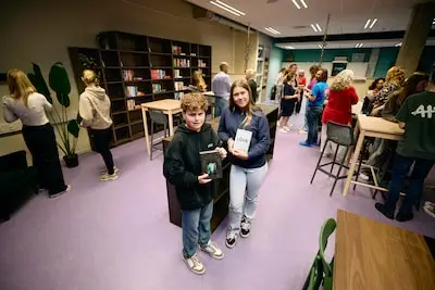 Leerlingen Sondervick kiezen eigen boeken voor bieb, die na tientallen jaren weer terug is
