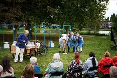 Senioren halen in Hortensiapark herinneringen op aan de melkboer: ‘Pure nostalgie wat je ziet’