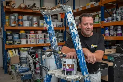 ‘We maken de gekste dingen mee’; hoe veertig jaar schilderen Frank bijzondere belevenissen én zijn vriendin bracht