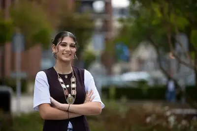 Sude (15) is twee jaar de stem van alle Helmondse jongeren: ‘Als ik iets wil, zorg ik dat het gebeurt’