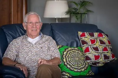 Dertig jaar na zijn pensioen komt Piet (86) nog steeds elke week bij Vlisco