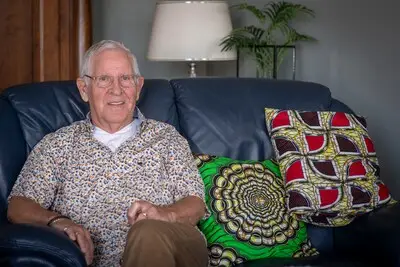 Piet (86) is al een leven lang trouw aan Vlisco: ‘Ik kan nog niet zonder’