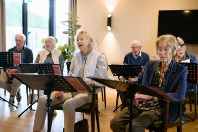 Samen zingen en herinneringen ophalen in koor Comfor