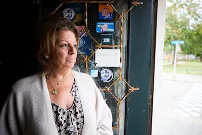 Hoe Gonnie ook probeerde, ze kon dertig ‘gesjeesde’ ADO-fans niet uit haar café houden