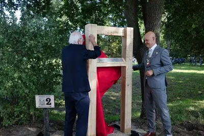 Nieuwe gedenkplaats voor gebroeders Hoeks: ‘Het begint bij het niet vergeten’