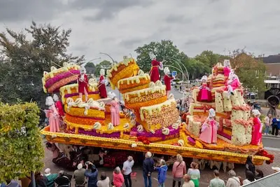 Bloemencorso kleurt de straten van Valkenswaard: bekijk hier de mooiste wagens