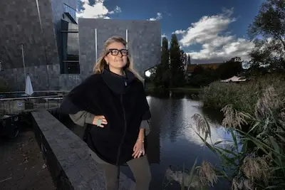 Directeur Defne Ayas popelt om met het Van Abbemuseum voor de troepen uit te lopen, maar wil eerst de stad goed leren kennen