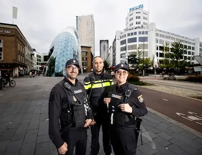 Spaanse politieagenten lopen een weekje mee in Eindhoven: ‘Hier zijn ze pro-actiever, verder is er weinig verschil met Madrid’