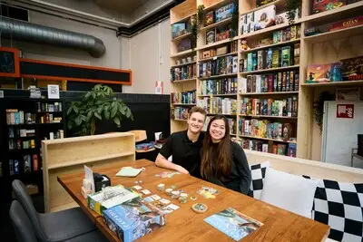 Zomaar aanschuiven bij vreemden voor een spelletje, het kan bij bordspellencafé Joto’s op Strijp-S