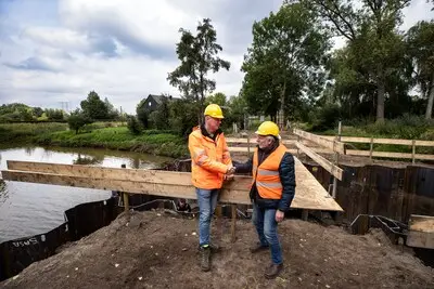 Slimme vislift helpt bij Opwettense Watermolen bermpje over de stuw, die zelf de waterstand regelt