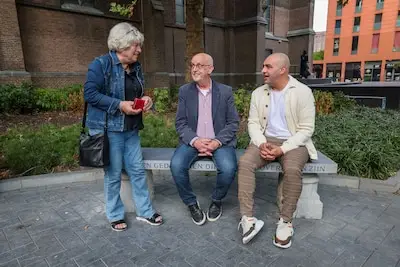Naast Catharinakerk in Eindhoven staat nu een bank om stil te staan bij dakloosheid: ‘Kom in beweging voor degenen zonder thuis’