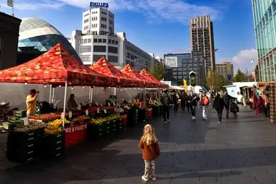 ed20250929 4420 eindhoven de weekmarkt op het 18 septemberplein verhaal gaat over dat de markt volgend jaar 20 weken moet wijken vanwege werkzaamheden aan deze stalling