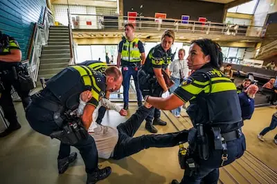 Speech minister Brekelmans op TU/e meermaals onderbroken, activisten afgevoerd