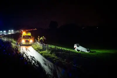 Auto belandt ondersteboven in weiland in Leimuiden
