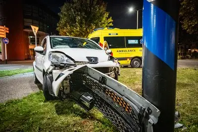 Auto ramt verkeerspaal in centrum Alphen aan den Rijn