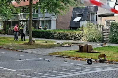 Man die spullen op straat gooit in Tilburg door arrestatieteam uit woning gehaald