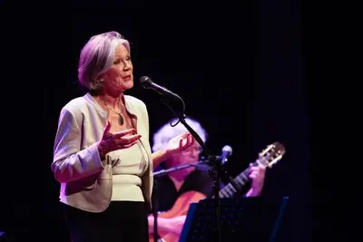 Lenny Kuhr bezingt het bos van haar jeugd: de geur van vennen, bossen en heimwee naar iets groters