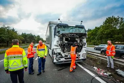 Vrachtwagen botst achter op touringcar op A67: reis naar Praag eindigt voor veertig toeristen voorlopig bij Geldrop