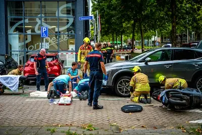 Scooterrijder klem onder auto na aanrijding in Alphen