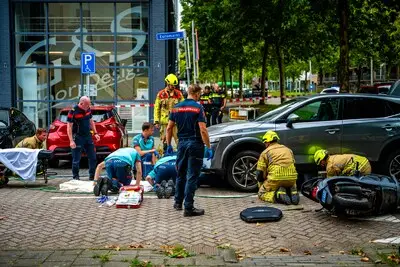 Scooterrijder klem onder auto na aanrijding bij Euromarkt