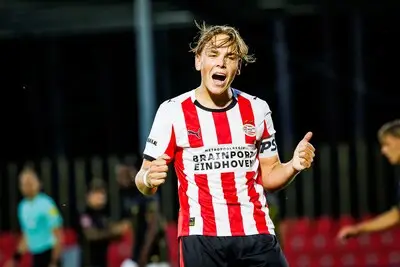 Jong PSV doet goede zaken: ploeg van Schaars na zege terug op kop en Van Duiven weer topscorer