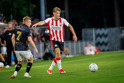 Vroeger aan de hand van vader Peter naar de training van PSV 1, nu is Joël van den Berg er zelf dagelijks bij