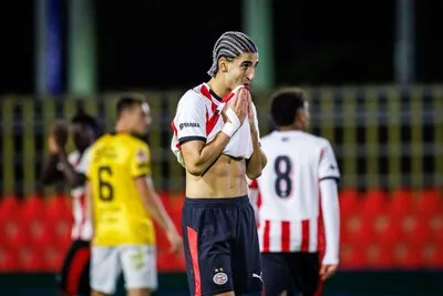 Jong PSV krijgt wel kansen, maar de zinderende zomerweken zijn (even) voorbij