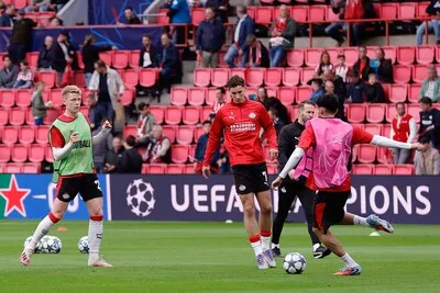 LIVE | Peter Bosz verrast: Obispo in de PSV- basis bij Champions League-start, Dest en Gasiorowski spelen als backs