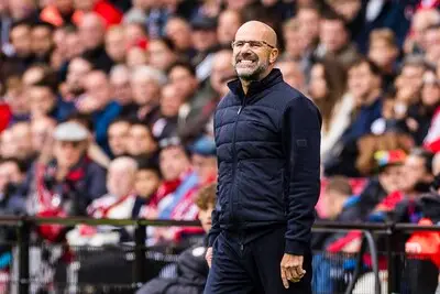 Peter Bosz kan moeilijk leven met gelijkspel tegen Ajax: ‘Ik ben er doodziek van, echt doodziek’