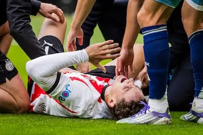 Zorgen bij PSV: Ruben van Bommel schreeuwend van de pijn gewisseld