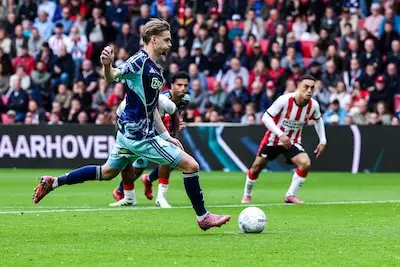 LIVE | Volgende dreun voor PSV: vlak na gelijkmaker moet Van Bommel er geblesseerd af