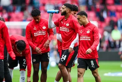 LIVE | Spelers komen weer naar buiten, PSV gaat later dan verwacht aftrappen tegen Ajax nadat vuurwerk opkomst verstoort