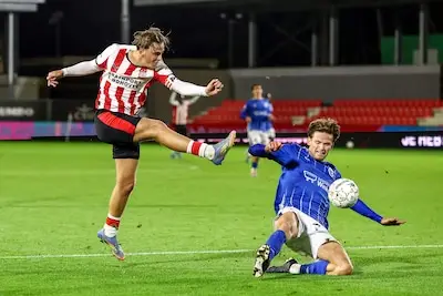 Jong PSV’ers snel weer op een lijn na discussie over penalty: ‘Ben Dele Thomas heel dankbaar’