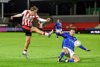 Jong PSV’ers snel weer op een lijn na discussie om penalty: ‘Ben Dele juist dankbaar’