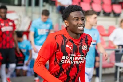 PSV-middenvelder Babadi gepresenteerd bij Royal Antwerp FC: huur moet in de toekomst lonen