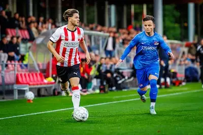 Op jacht naar punten, een nieuw contract en grotere spierballen: belofte Raf van de Riet (19) geniet van het nieuwe Jong PSV