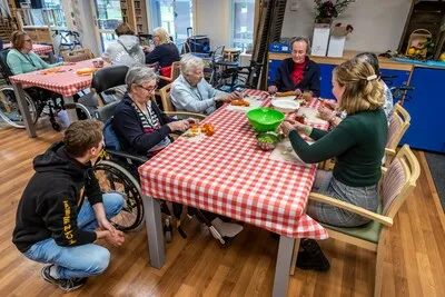 Studenten maken Oma’s Soep tegen eenzaamheid: ‘samen koken en samen eten’