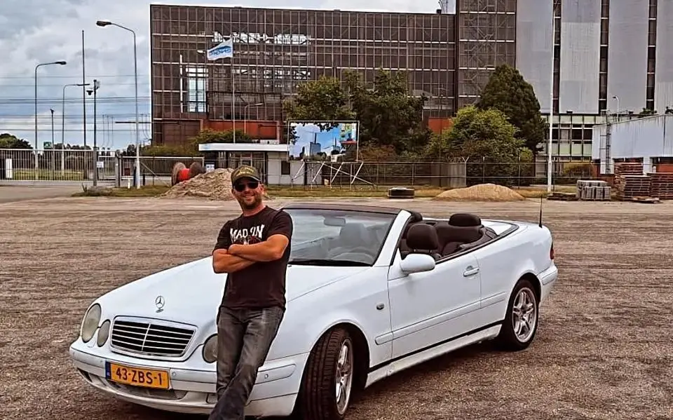 Een sticker met kans op een cabrio: wie krijgt de Mercedes van Emiel van De Hûnekop? ‘Ik kom ‘m persoanlik bringen’