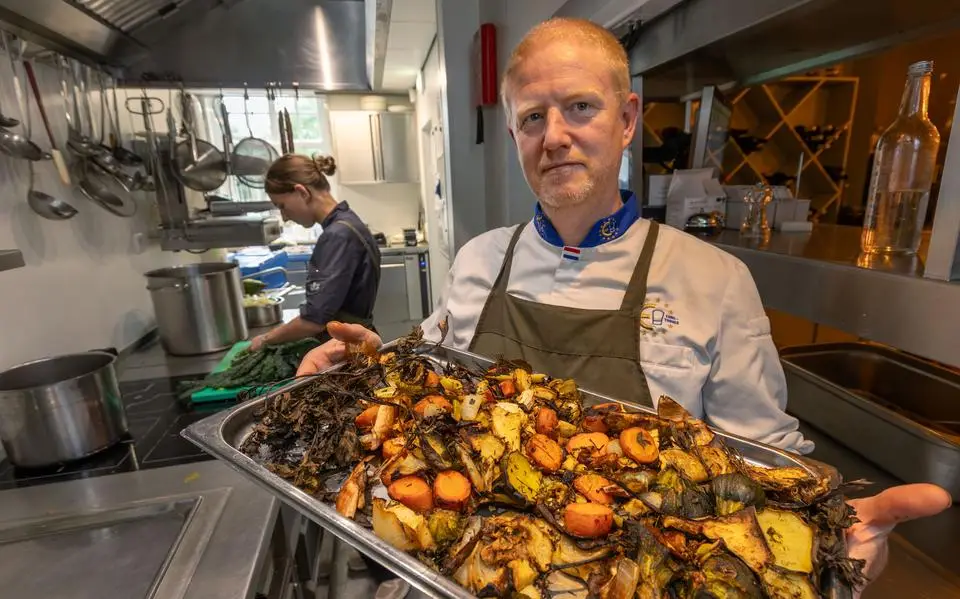 Hoe gaan Friese chefs voedselverspilling te lijf? Jouke-Piet (43) van De Slotplaats in Bakkeveen kookt elke zaterdag de koelkast leeg