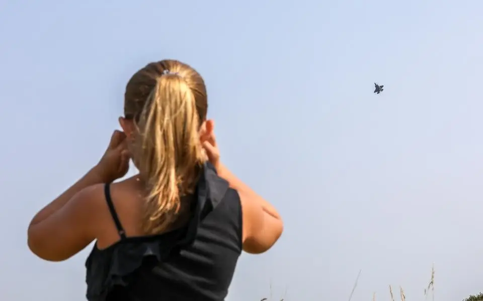 Defensie gaat straks heus niet ‘heel Leeuwarden wakker vliegen’, belooft Den Haag