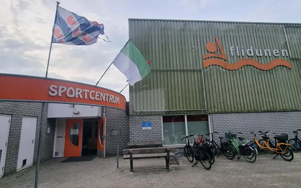 Bestuurscrisis rond zwembad op Vlieland leidt tot motie van treurnis voor hele college