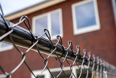 Rechter kritisch op 1,80 meter hoog hek in Valkenswaard: ‘Breek af en ga door met uw leven’