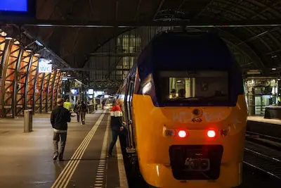 Na een avond stappen valt Ton in slaap in de trein, wanneer hij wakker wordt schrikt hij zich rot
