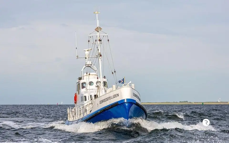 Maritiem evenement met vlootschouw met reddingsboten Insulinde en de Gebroeders Luden in  haven Oostmahorn