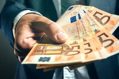 Automobilist blijkt bij controle in Tilburg 7000 euro cash op zak te hebben, en weet zelf ook niet hoe hij daaraan komt